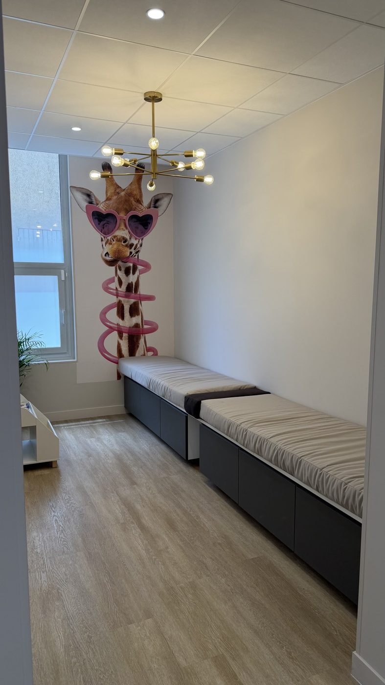 Salle d'attente 2, fresque « thirsty girafe » — Cabinet Dentaire du Pays d'Aubagne, Roquevaire