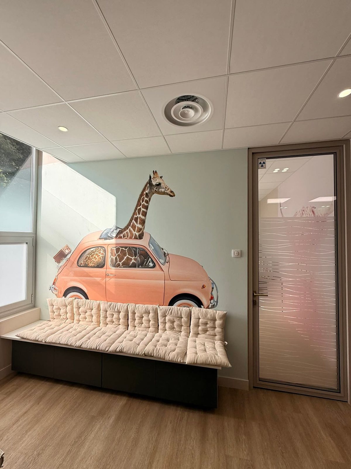 Salle d'attente près de la salle de radiologie, girafe en voiture — Cabinet Dentaire du Pays d'Aubagne, Roquevaire